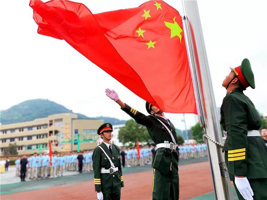探访网红“巨人小莫”的一生：身高两米三，逝后粉丝增长上万，有人闯家里直播被驱逐